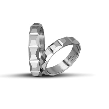 Πρωτότυπες λευκόχρυσες βέρες γάμου 4.5 mm με λουστρέ γωνίες, με μοντέρνο γεωμετρικό σχέδιο, διαθέσιμες σε 9, 14, 18 ή 22 καράτια, χειροποίητης κατασκευής.